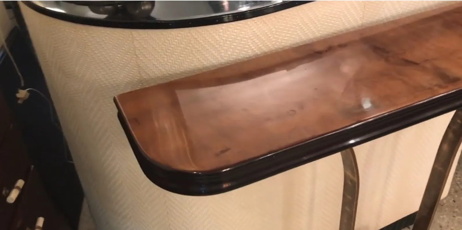 Ansicht von 2 antiken dekorativen Konsolentischen mit eleganten Details.