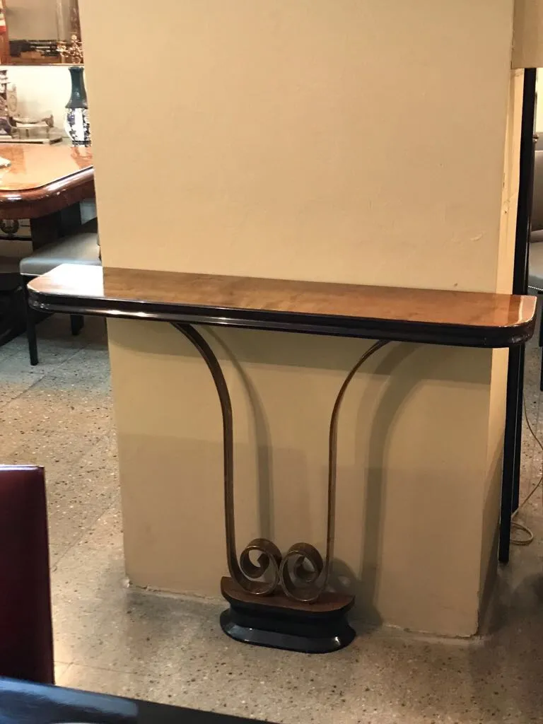 dos consolas antiguas elegantes en un ambiente acogedor