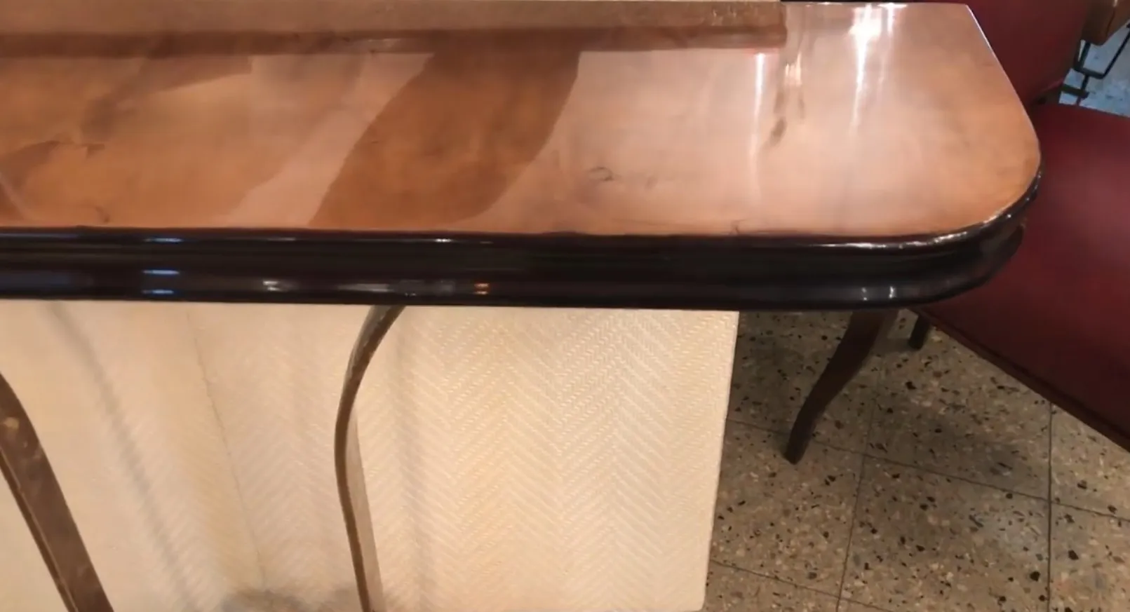 Deux dessuars anciens avec un design élégant dans un cadre confortable.