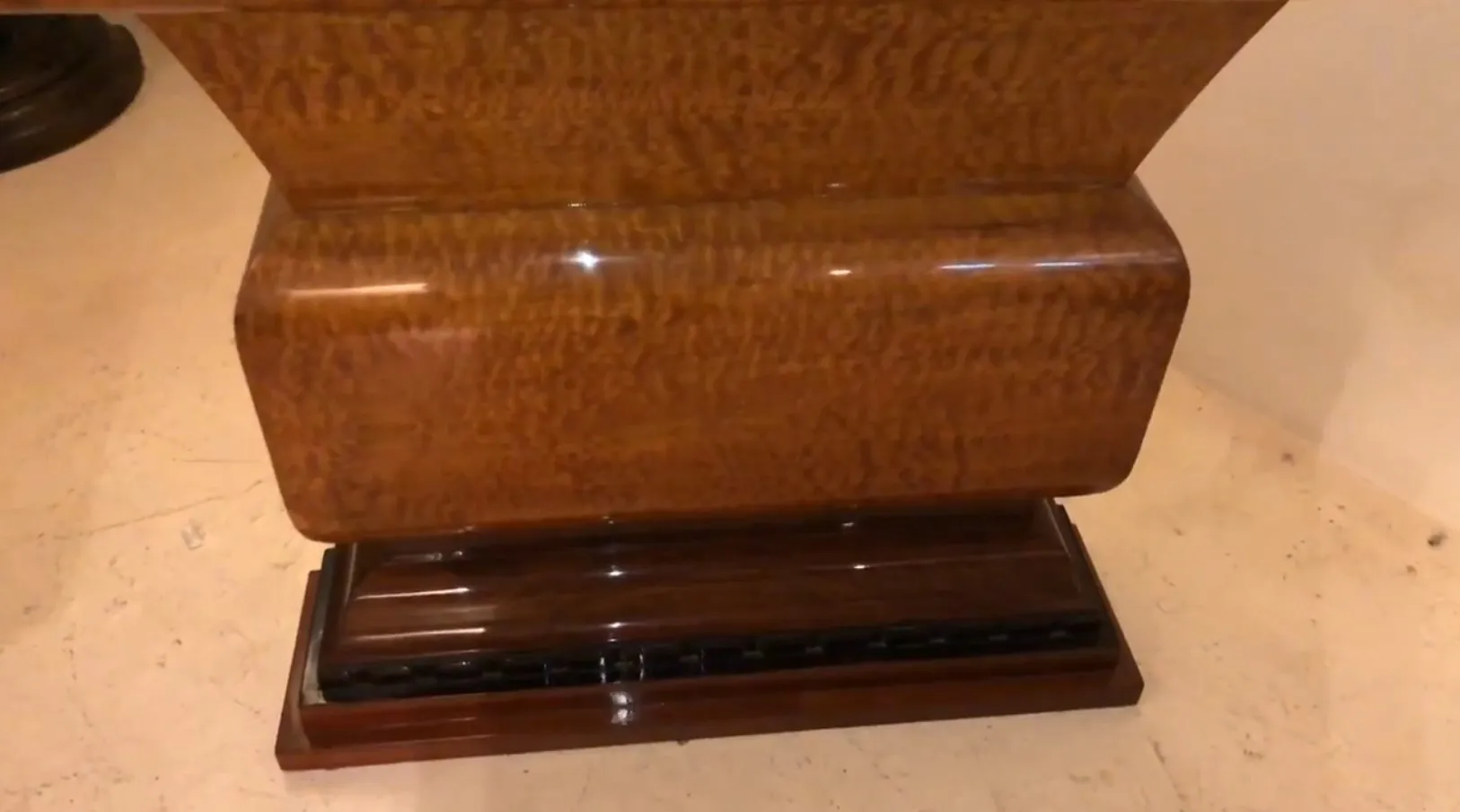 deux dresuars antiques décoratifs avec des détails uniques