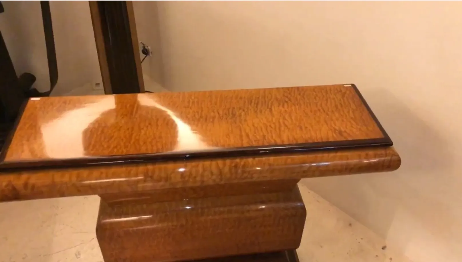 zwei antike Konsolen mit elegantem Design