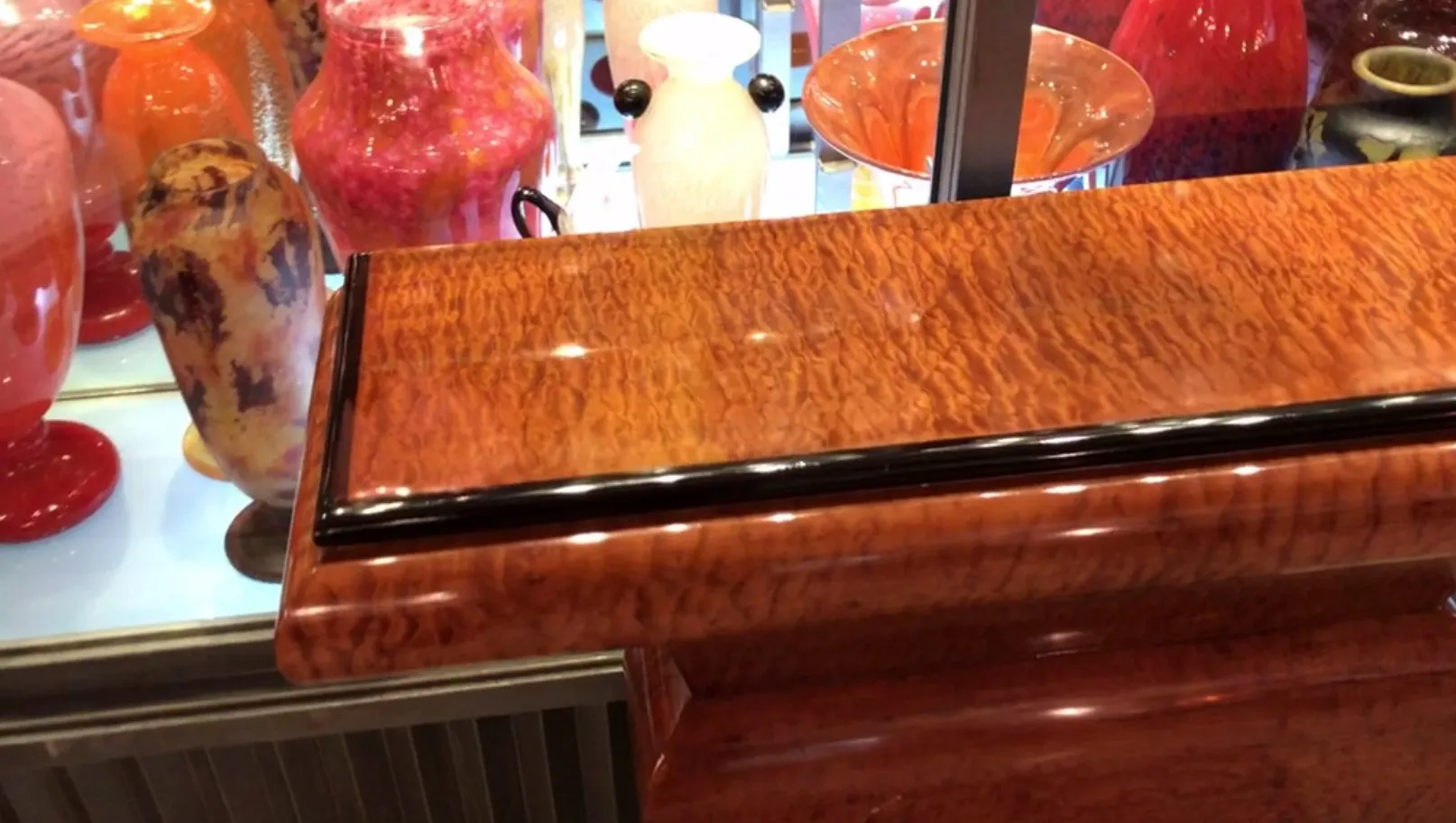 due antichi mobili dresuars decorativi in un ambiente classico