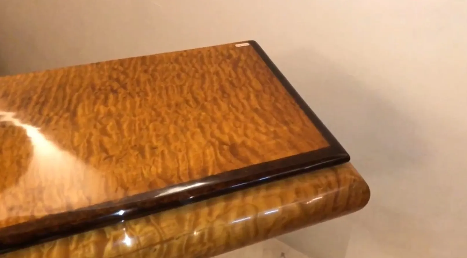 Vue de deux consoles anciennes dans un cadre chaleureux