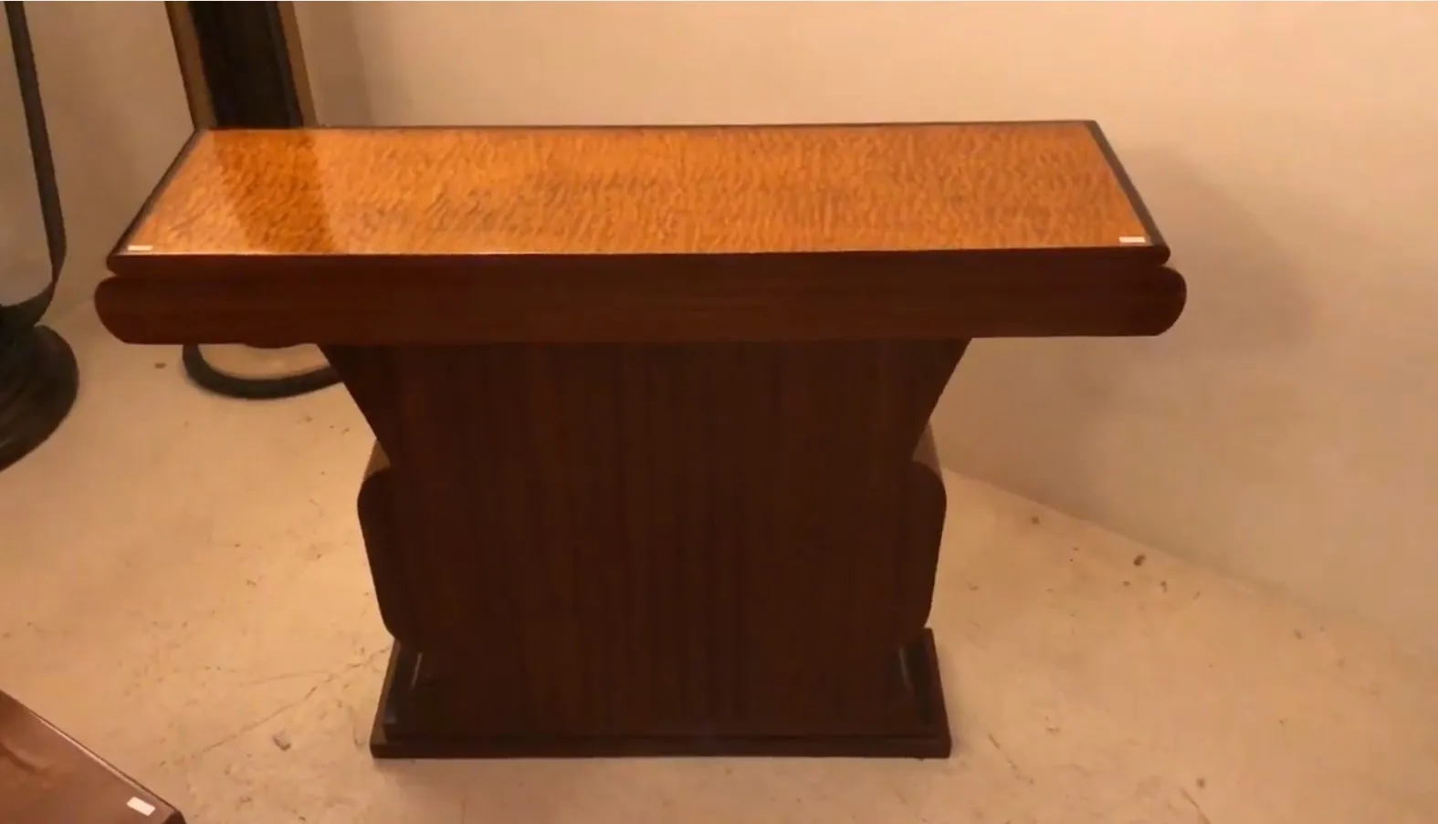 スタイリッシュな環境にある古いエレガントなコンソールテーブルの側面ビュー二台