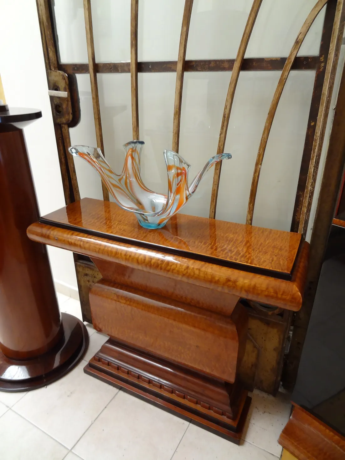 dos consolas antiguas con un diseño elegante, decorativas