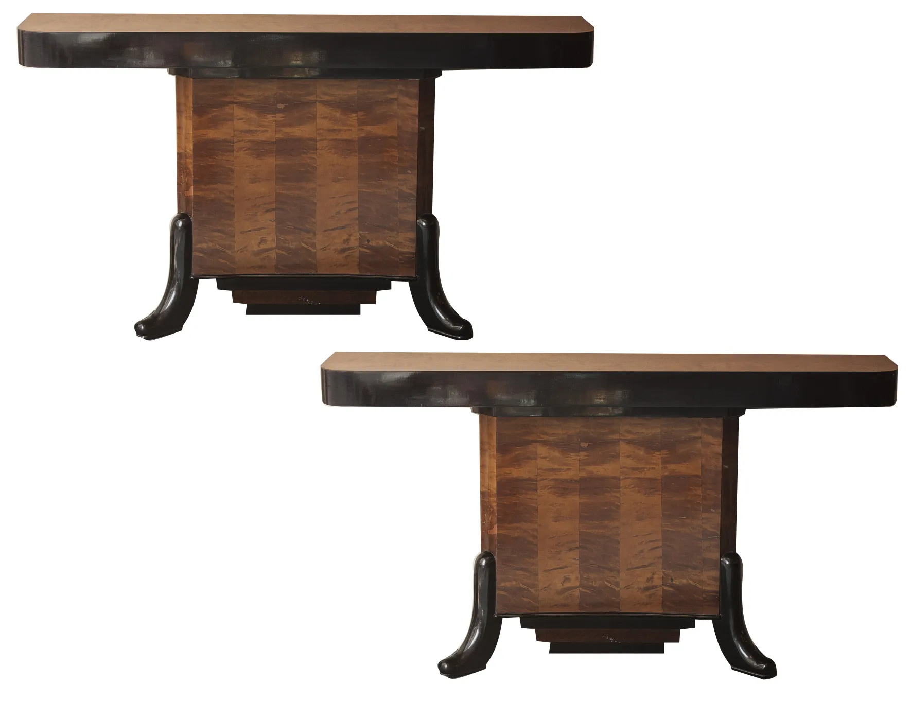 zwei antike Konsolen vor einem neutralen Hintergrund