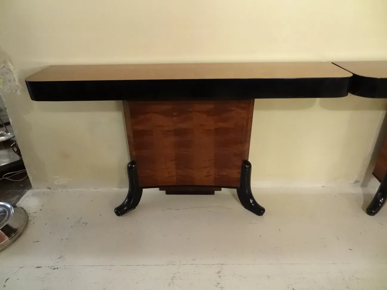 dos consolas antiguas con diseño elegante