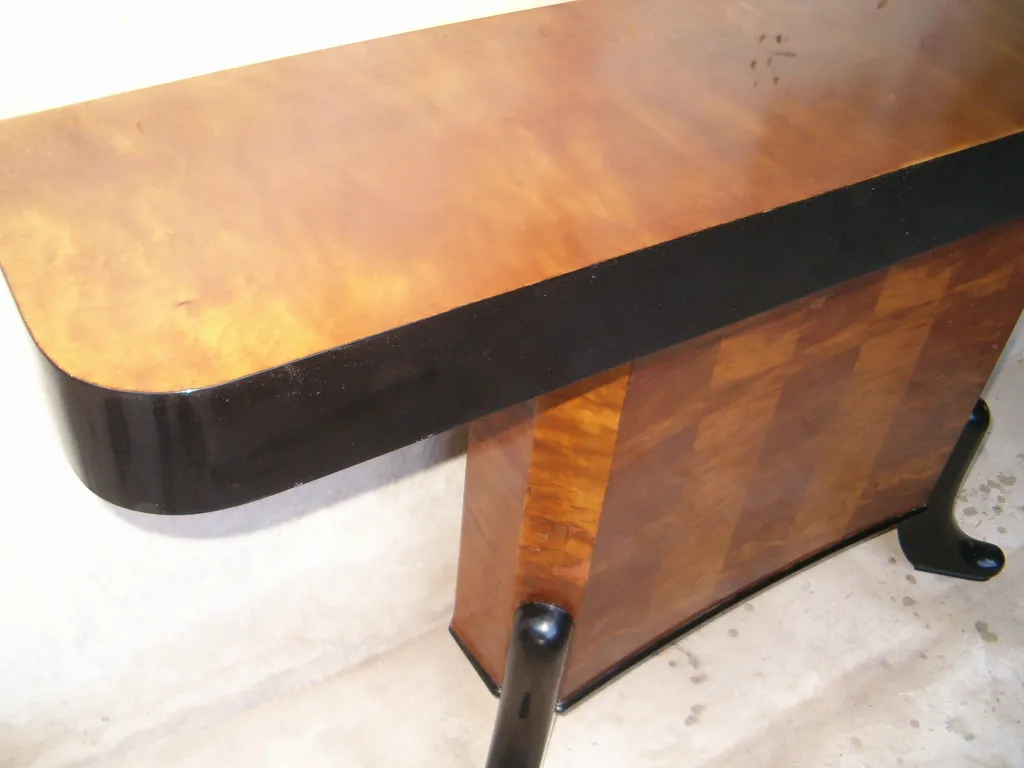 due console antiche con finitura lucida in un ambiente neutro