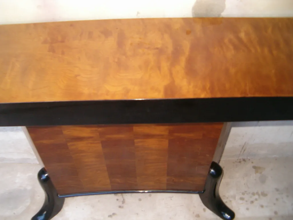 Visão superior de duas consoles antigas com design decorativo