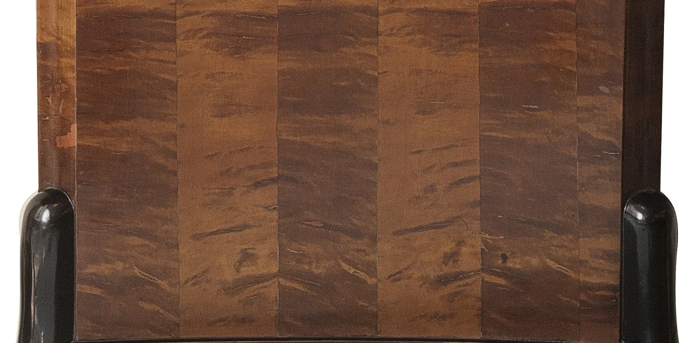 Consola antiga com design exclusivo, ideal para decoração.