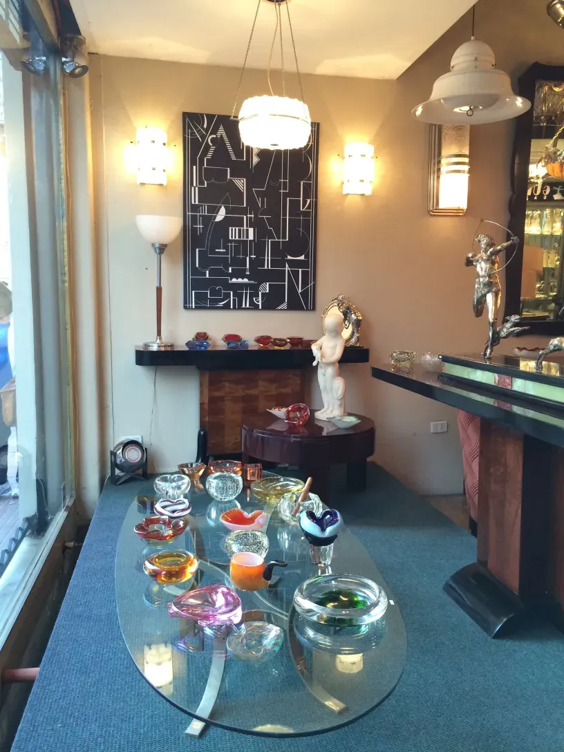 दो प्राचीन कंसोल अद्वितीय सजावट के साथ एक आरामदायक वातावरण में