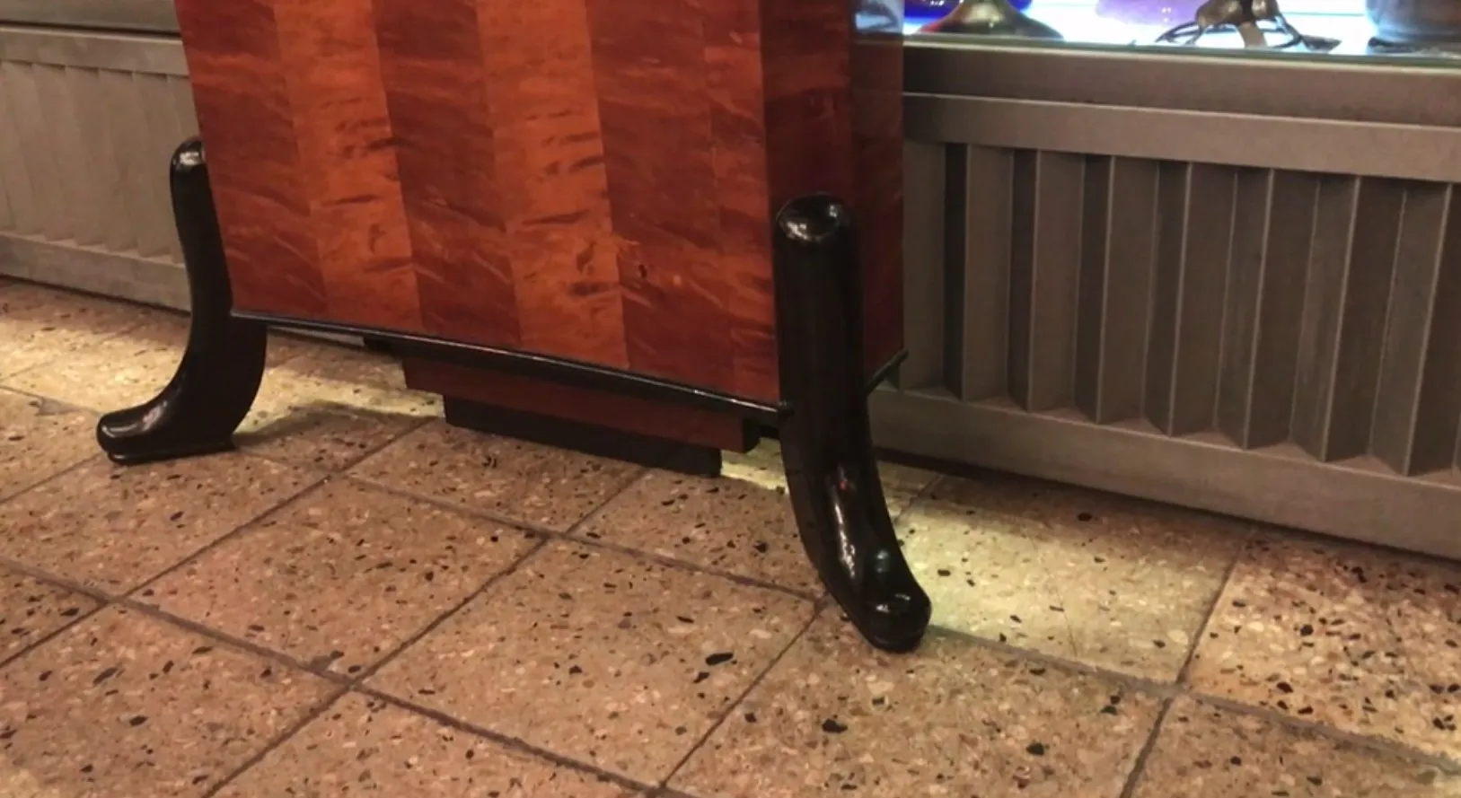 Seitenansicht von zwei antiken Konsolen mit eleganten Beinen