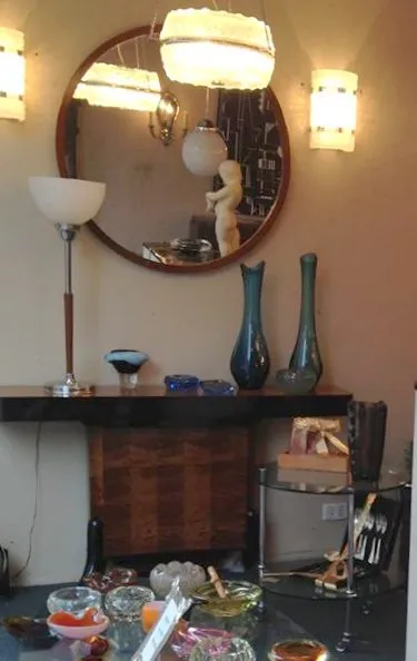 dos consolas antiguas decorativas en un ambiente acogedor