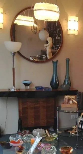 duas consoles antigas com decoração elegante