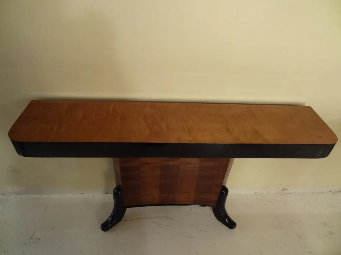 dos consolas antiguas con diseño elegante y funcional