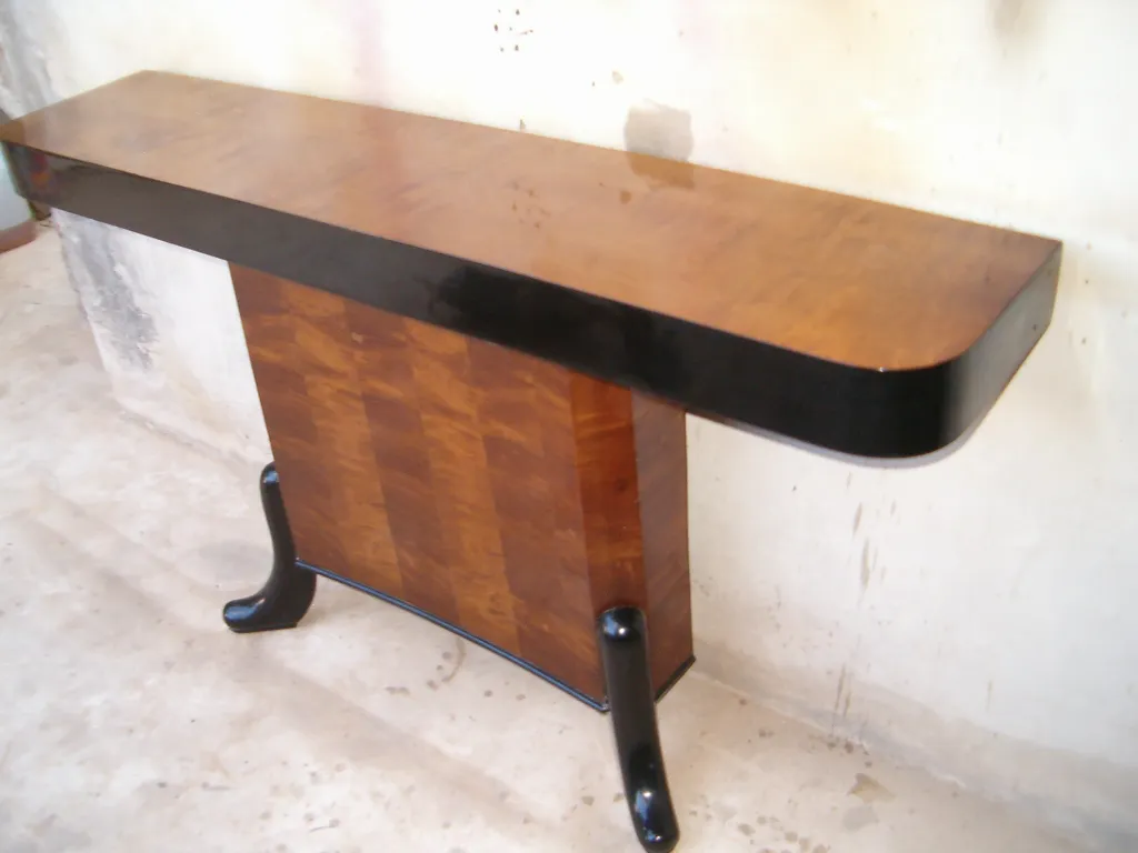 两张古典芬利控制台桌带优雅细节放在房间内