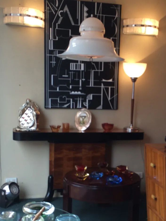 Vista di due mobili dresuars antichi decorati in un ambiente elegante