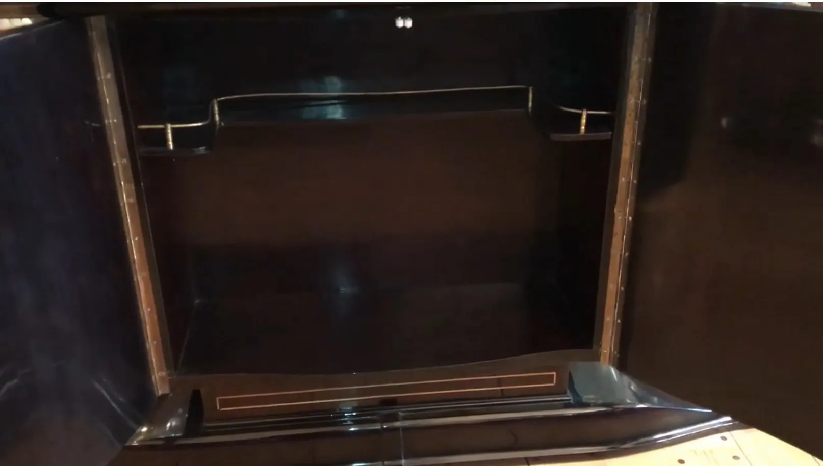 vue intérieure de deux dresuars antiques avec portes ouvertes