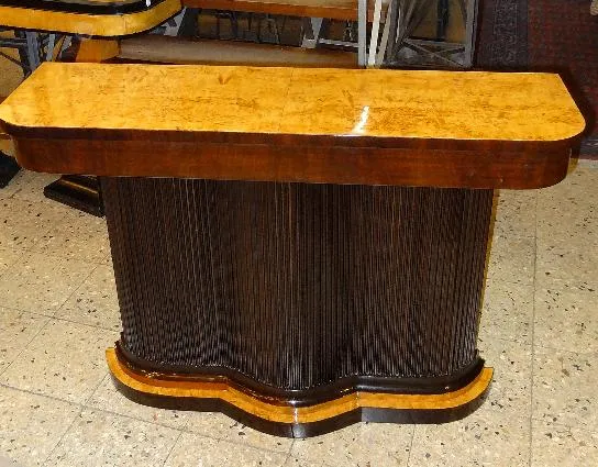 zwei elegante antike Konsolentische