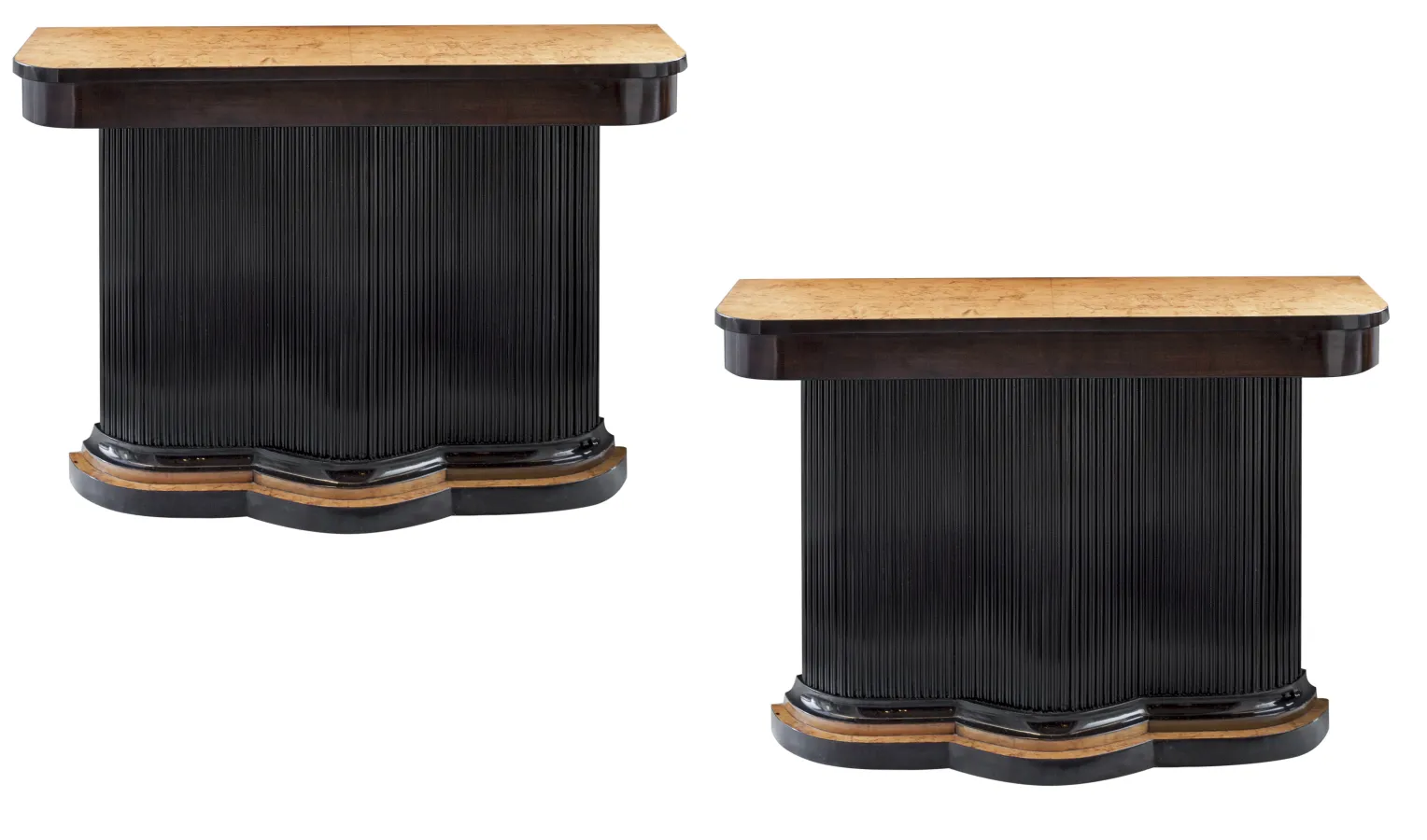 zwei antike Konsolen mit elegantem Design, perfekt geeignet für Dekoration