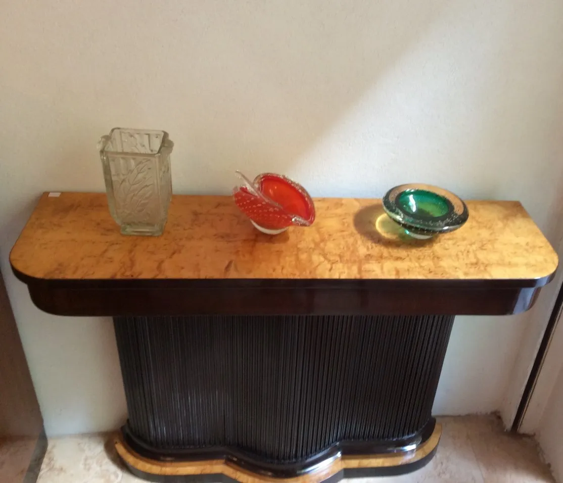 deux consoles antiques avec des décorations colorées dessus