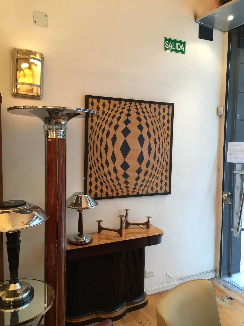 zwei antike Konsolen in einer eleganten und modernen Umgebung