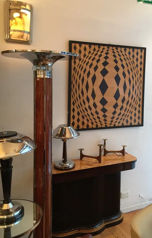 Duas consoles antigas com detalhes decorativos em um ambiente aconchegante