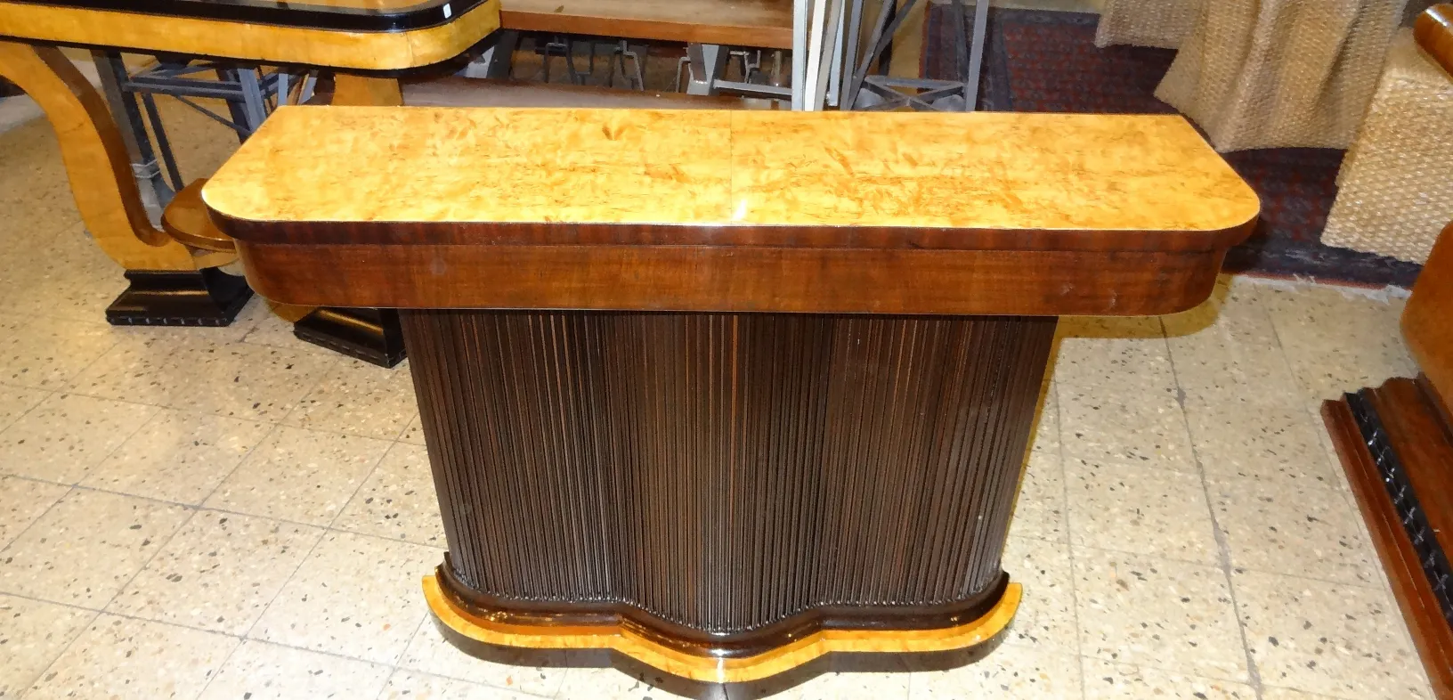 duas consoles antigas com design elegante e acabamento polido