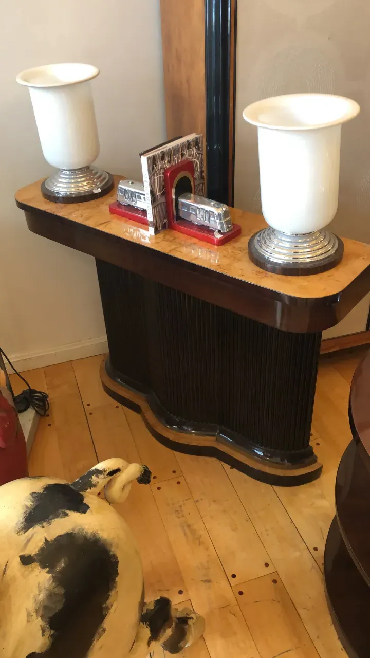 due mobili dresuars antichi con lampade decorative bianche