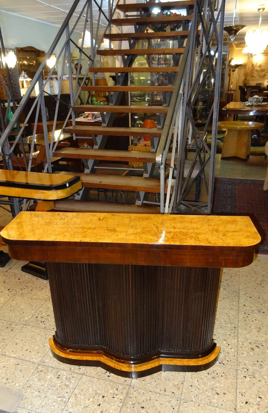 due consolle antiche in un ambiente decorativo