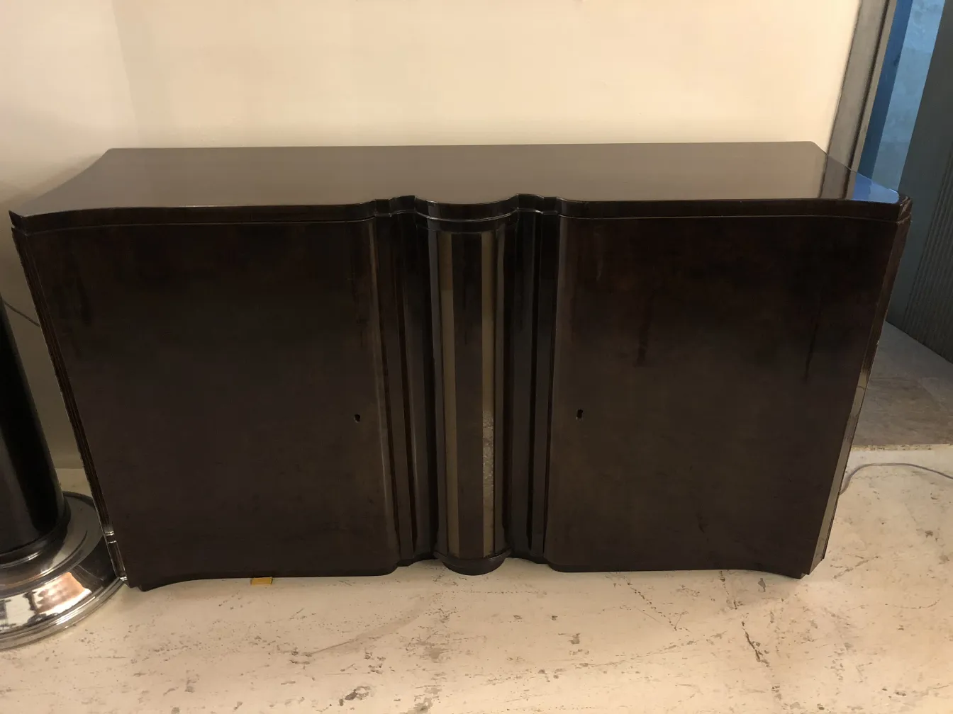 deux consoles anciennes au design élégant sur fond clair