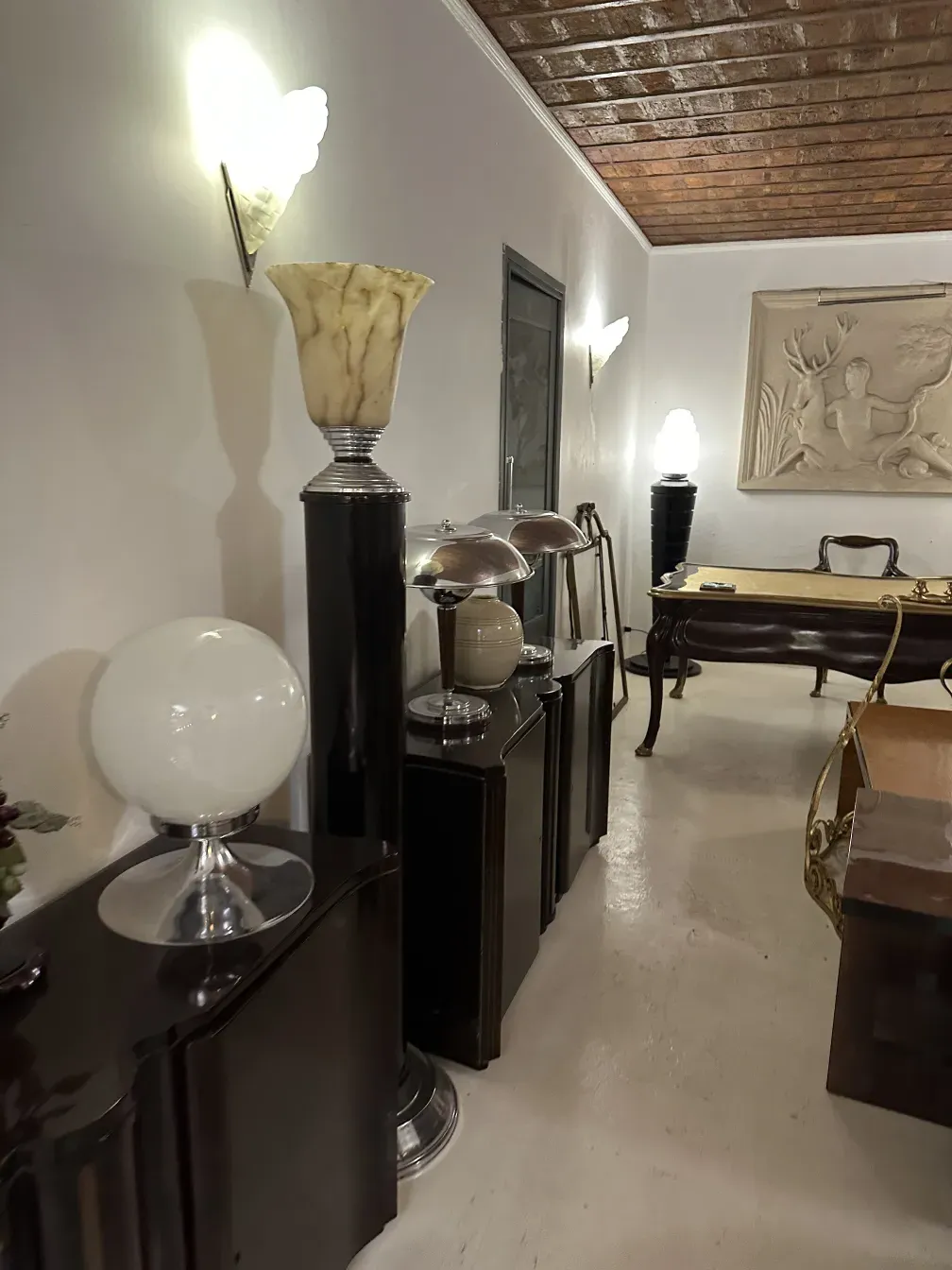 Zwei antike Konsolentische mit elegantem Design in ansprechendem Ambiente