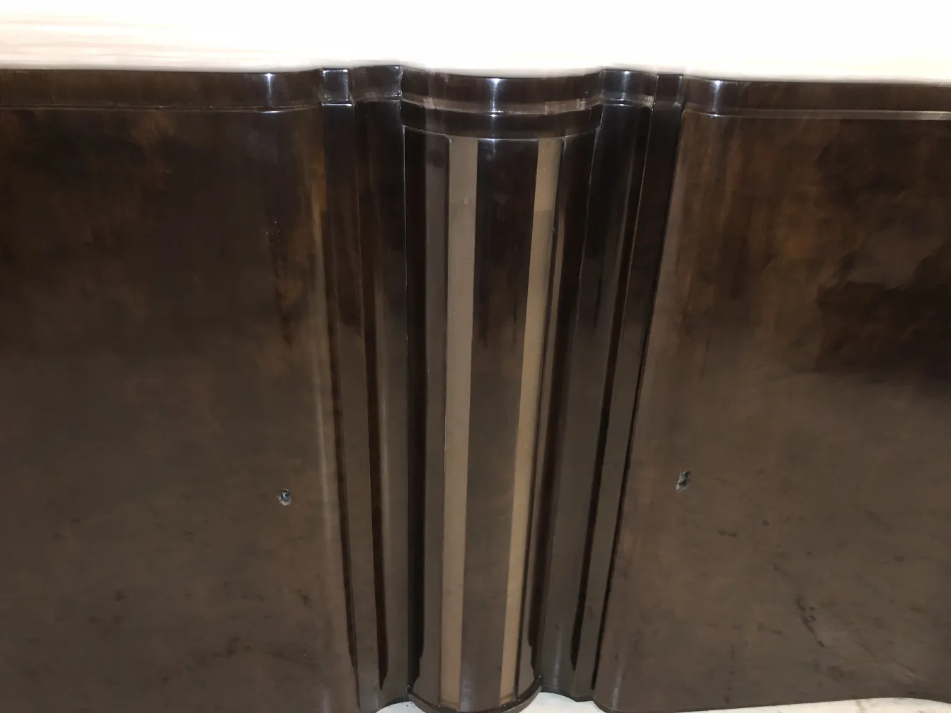 우아한 디테일이 있는 두 개의 고전적인 콘솔 테이블