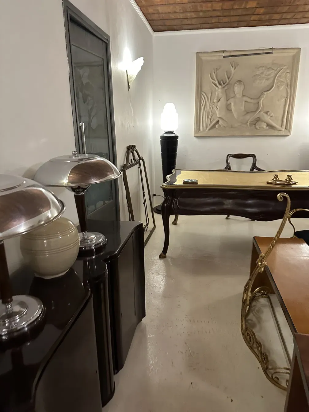 Vue de 2 dresuars anciens dans une pièce au décor élégant.