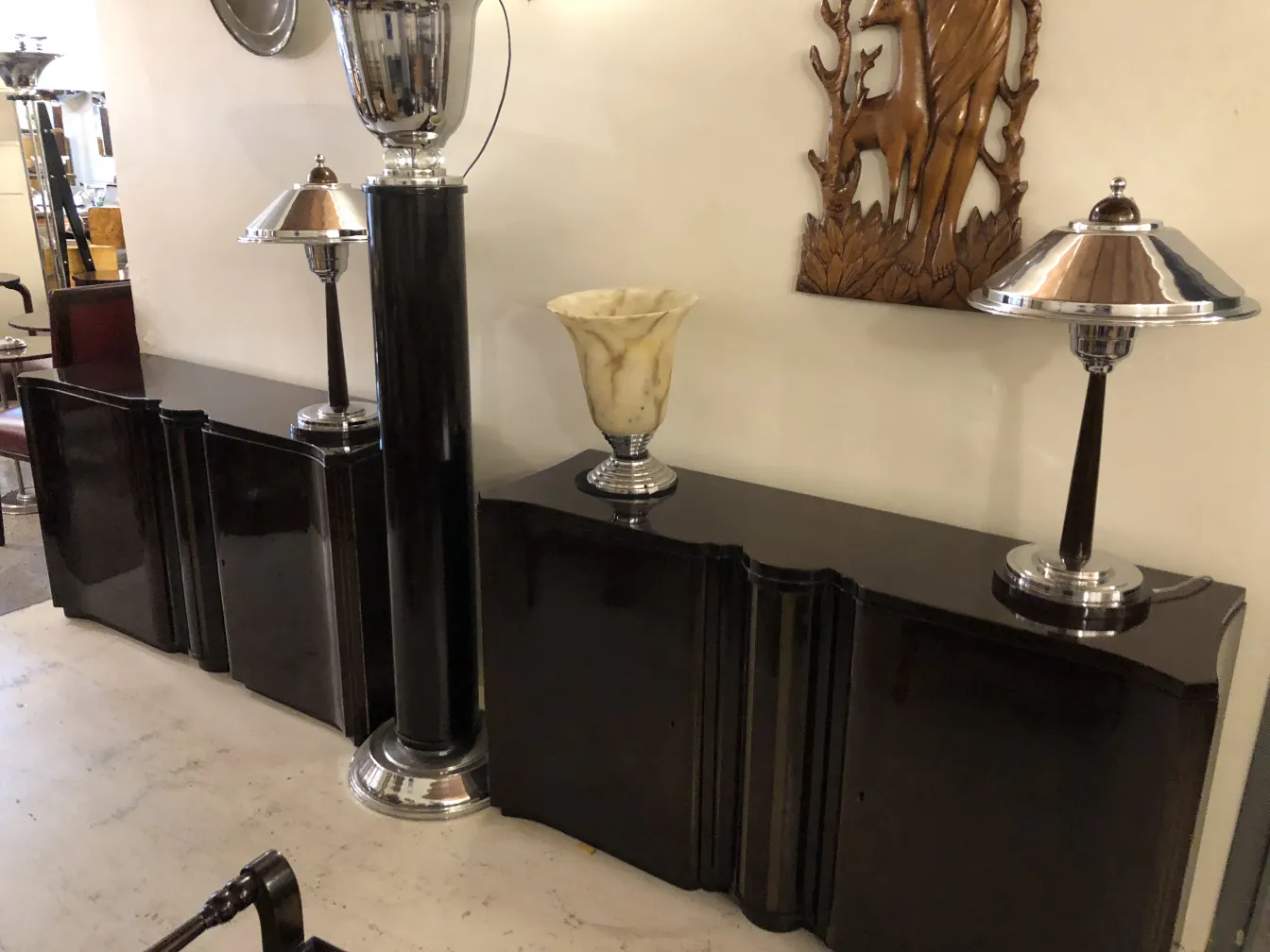 duas consoles antigas com luminárias decorativas