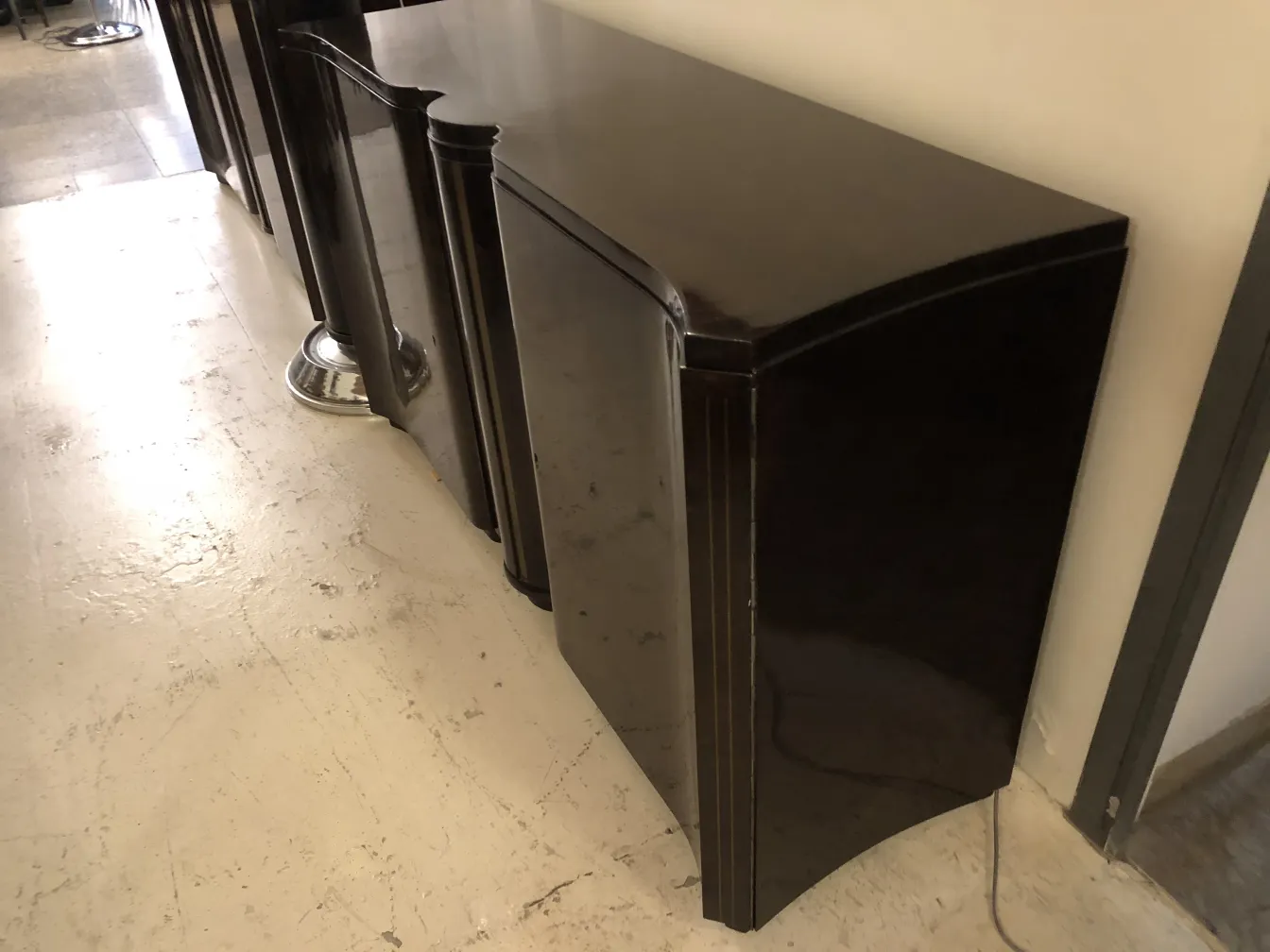 Consolas antiguas con diseño elegante en un ambiente acogedor