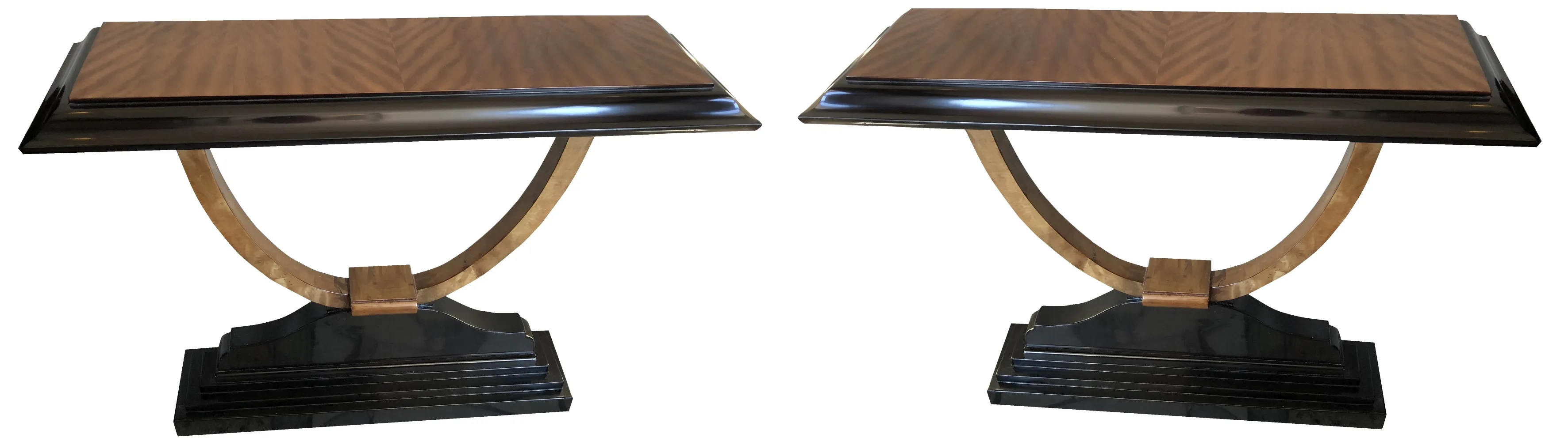 deux consoles anciennes avec design élégant dans un cadre chaleureux