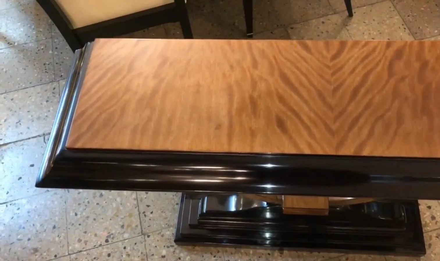 Draufsicht auf zwei antike Konsolen mit dekorativen Details.