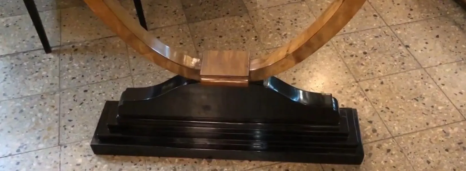 黒い装飾ベースの古いコンソールテーブル二台