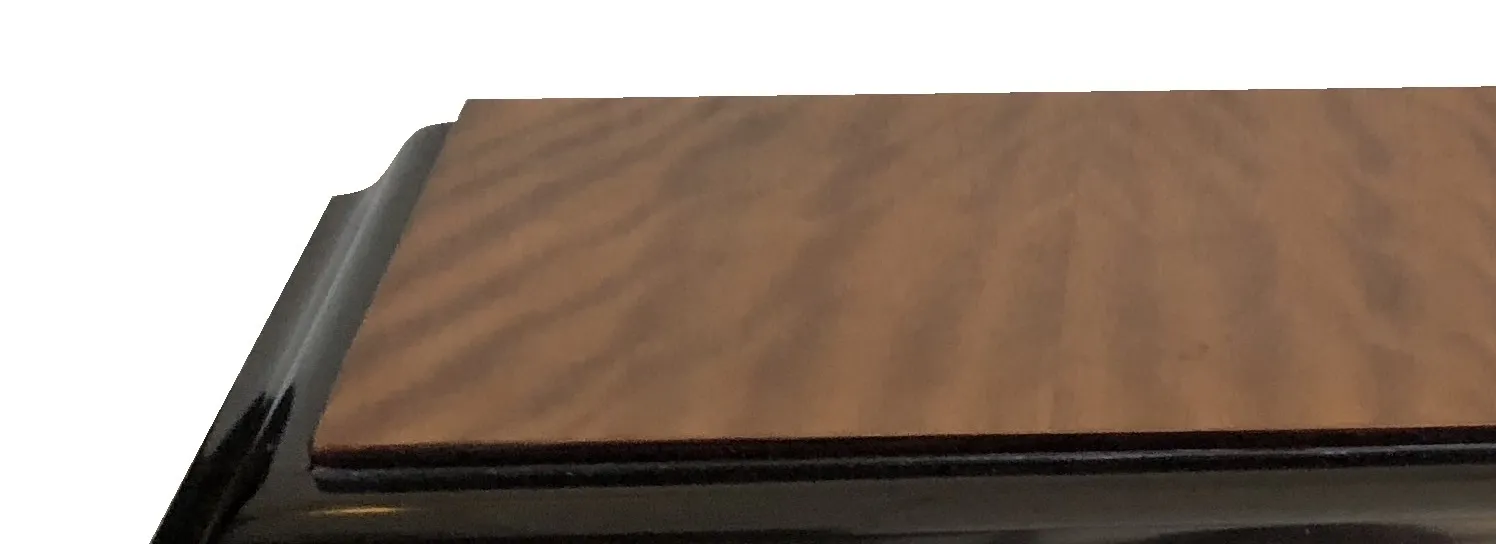 Conjunto de duas consoles antigas elegantes em ambiente sofisticado.