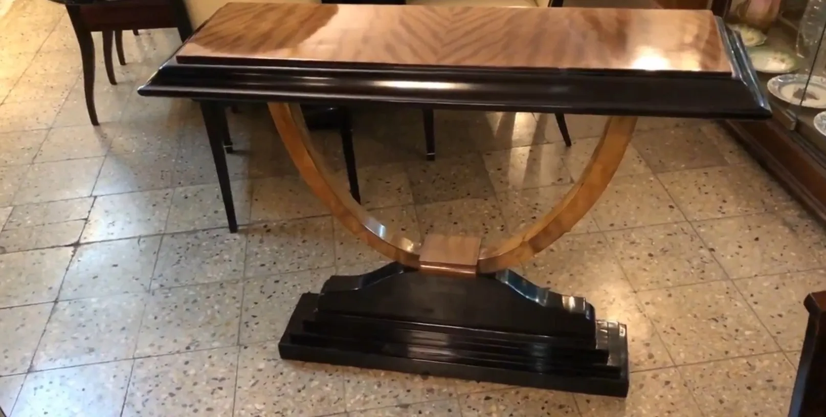 dos consolas antiguas decorativas en una habitación elegante