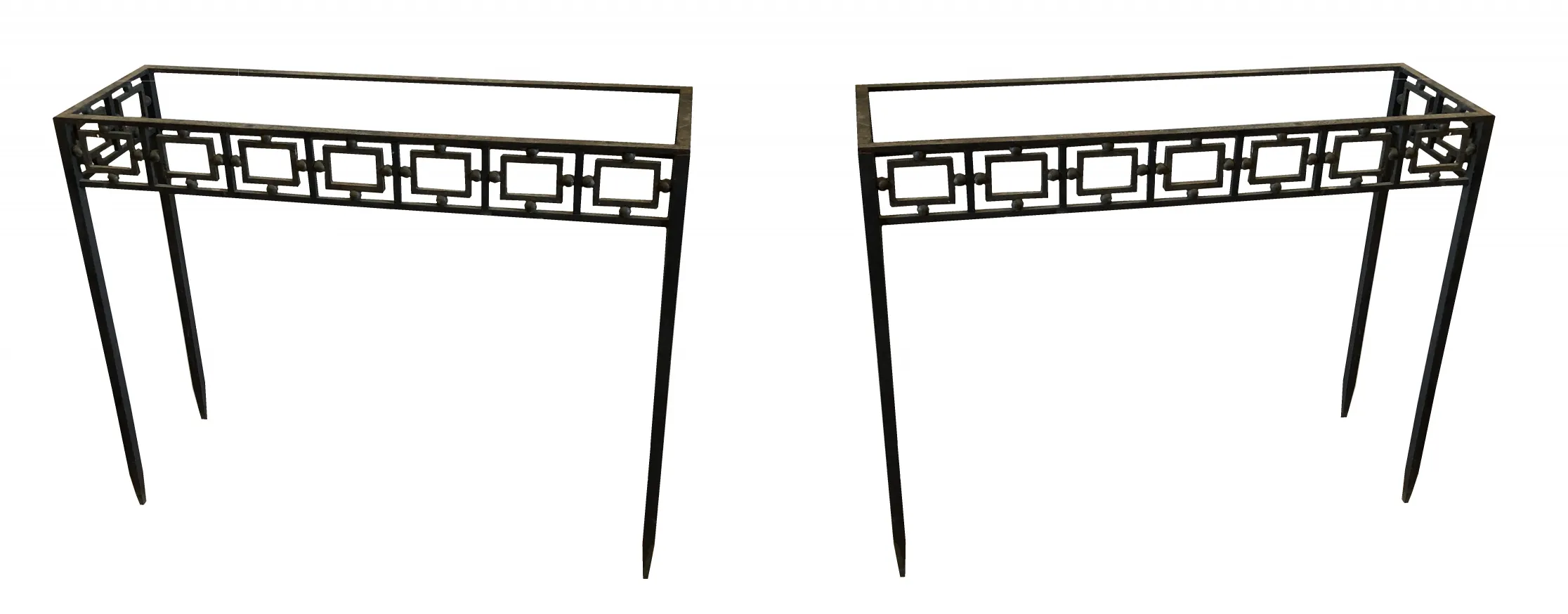 Vista de duas consoles antigas com design decorativo