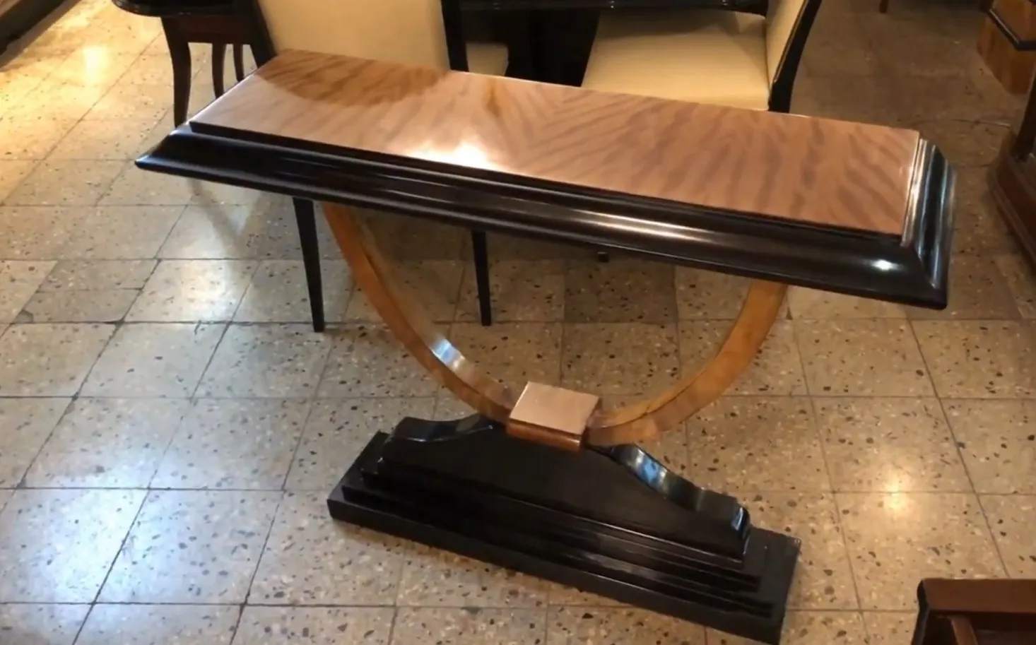 Dresuar antico con design elegante e finiture scure