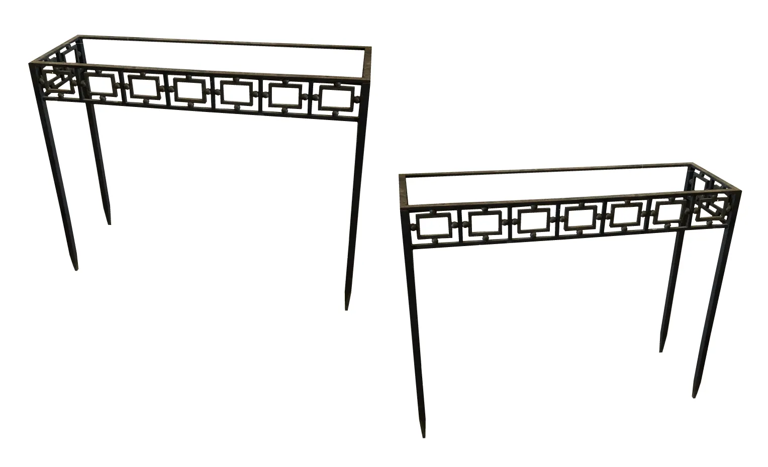 Duas consolas antigas decorativas em um ambiente aconchegante.