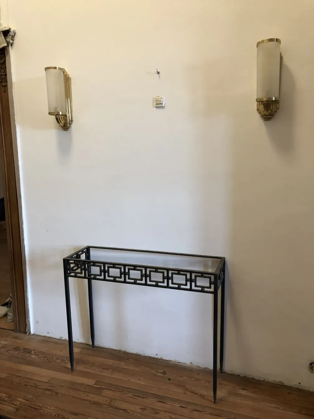 deux dresuars anciens élégants contre le mur