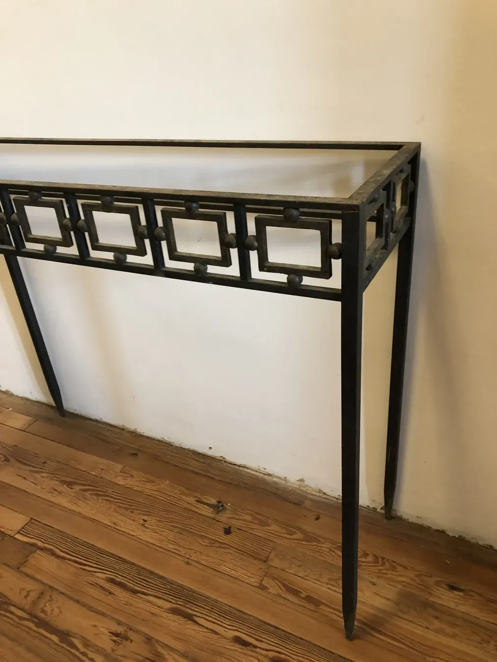 deux consoles anciennes avec un design décoratif et une forme unique