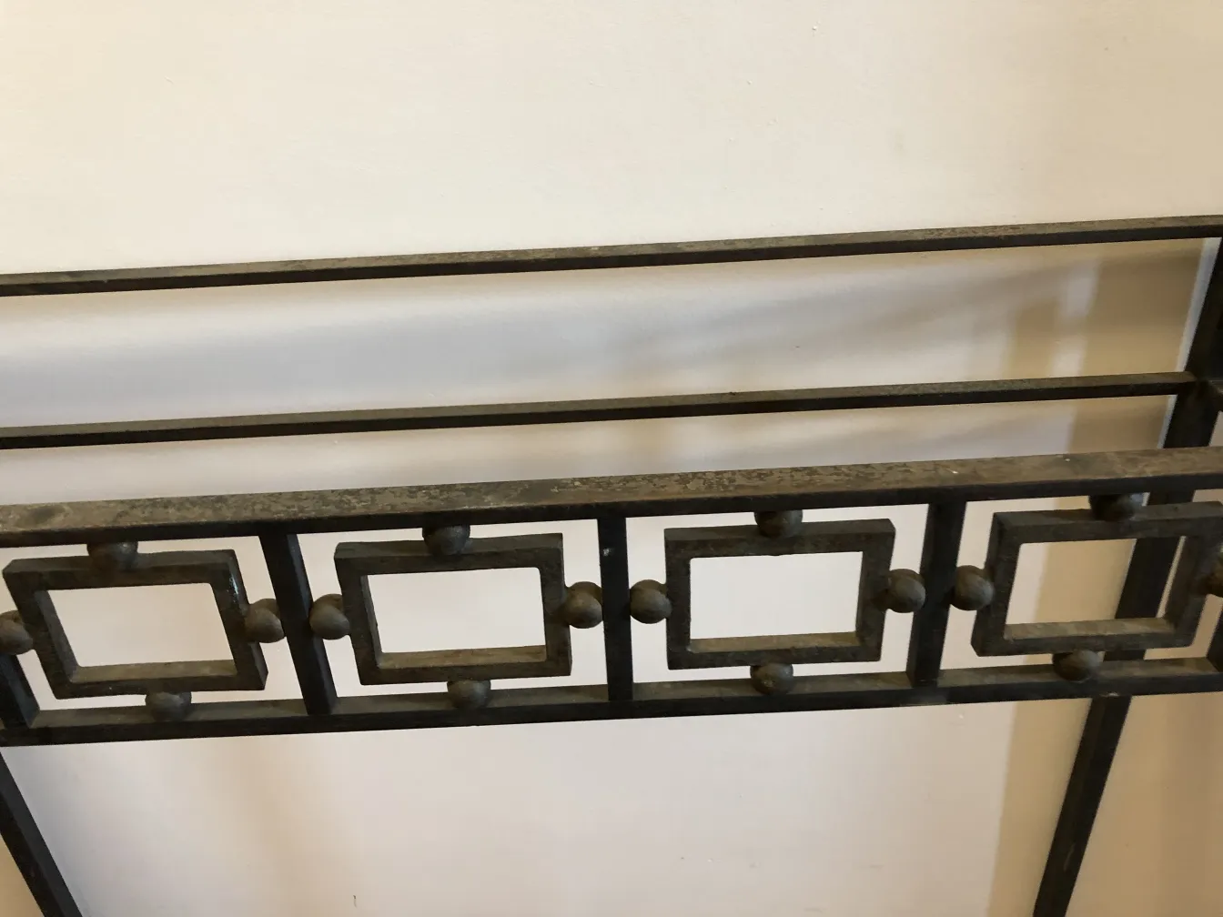 dos consolas antiguas con diseño decorativo