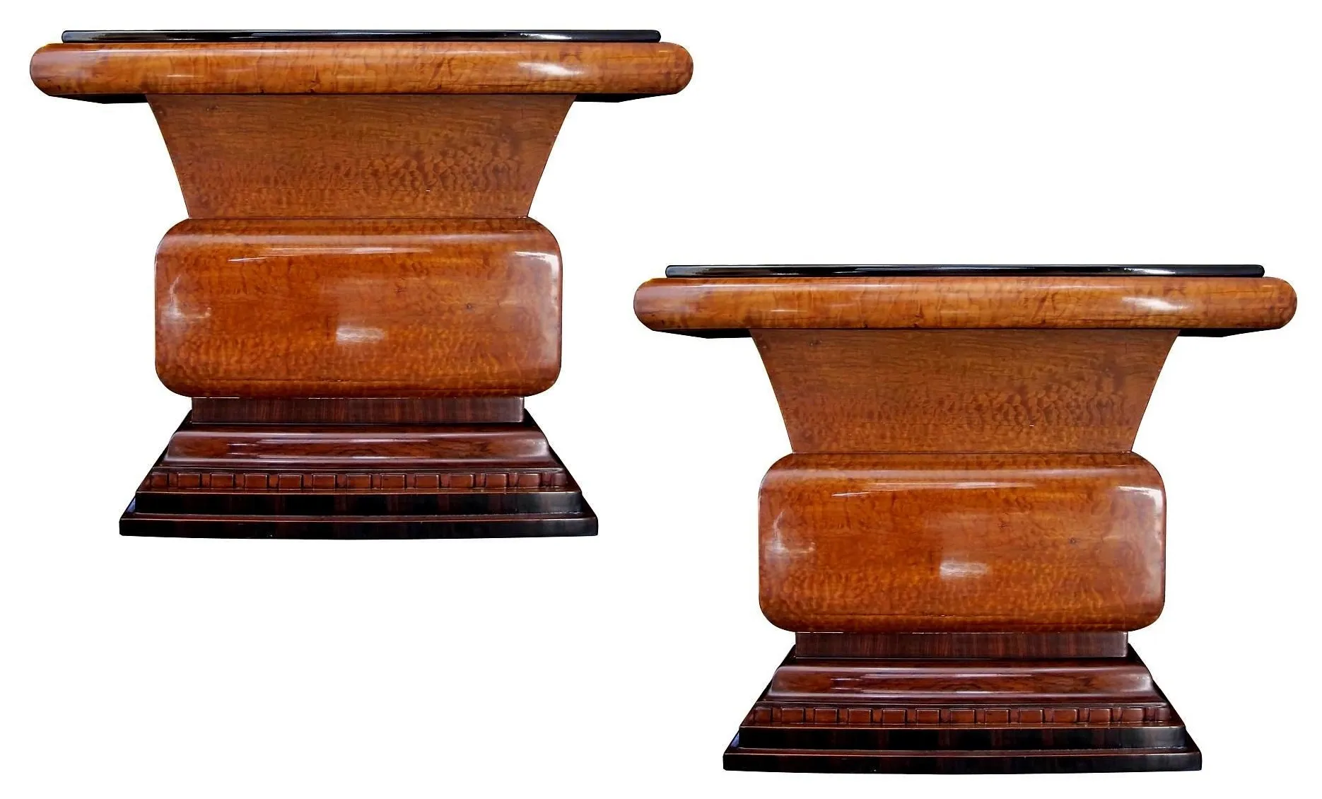 Duas consoles antigas com formas elegantes