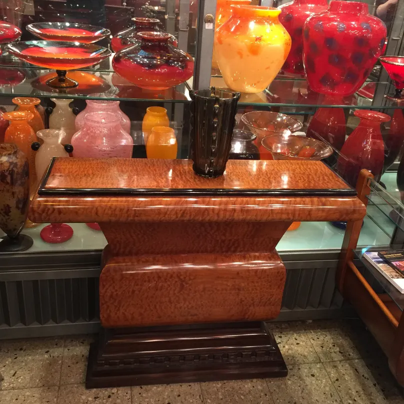 Deux consoles anciennes décoratives entourées de vases colorés