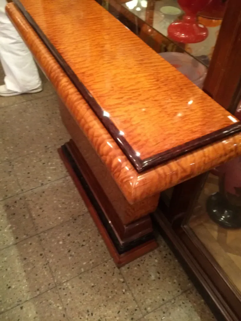 dos consolas antiguas con detalles elaborados